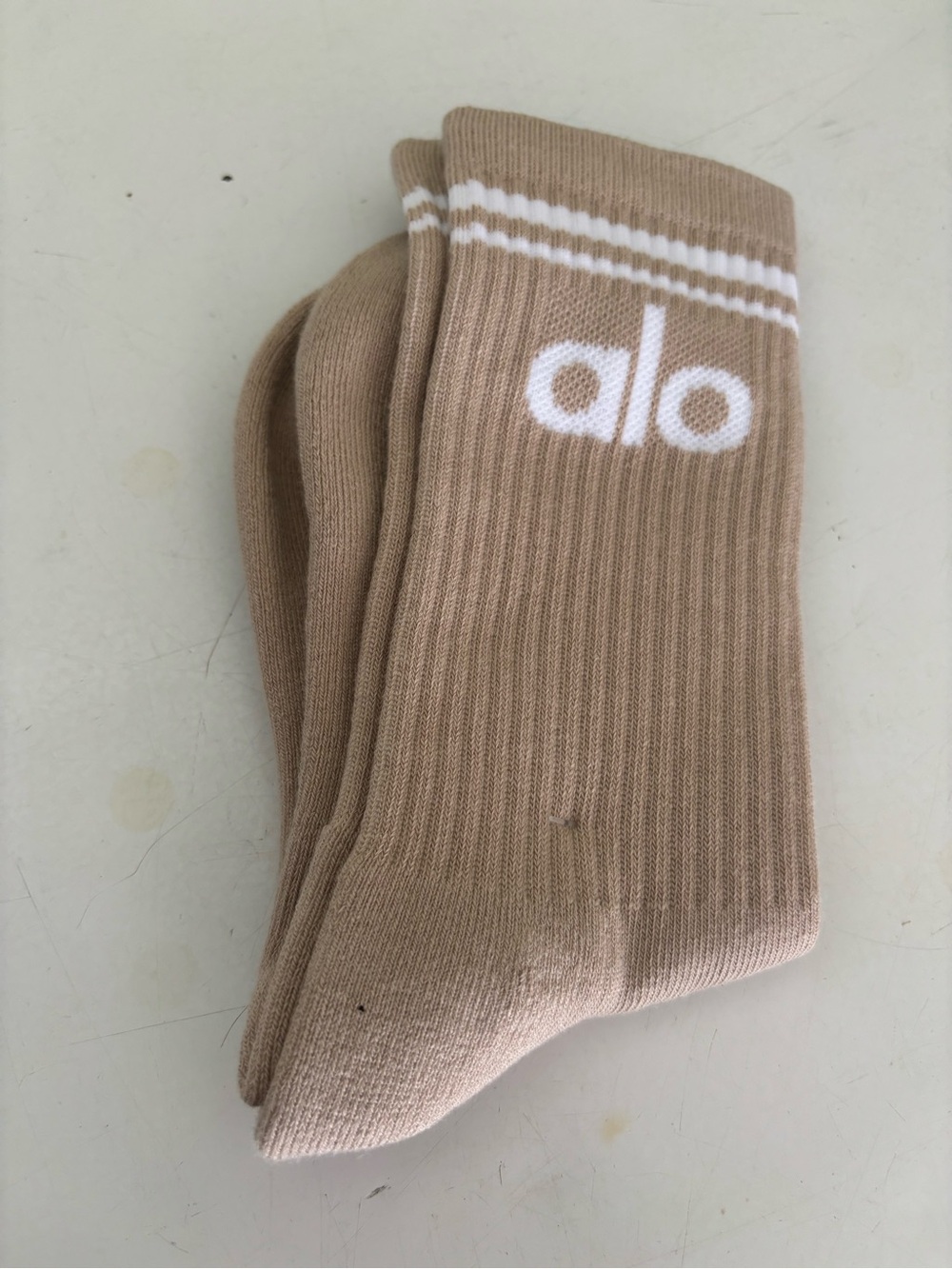 Alo women’s Beige Logo Crew Socks - Comfortable Athletic Cushioning - Picture 2 of 2